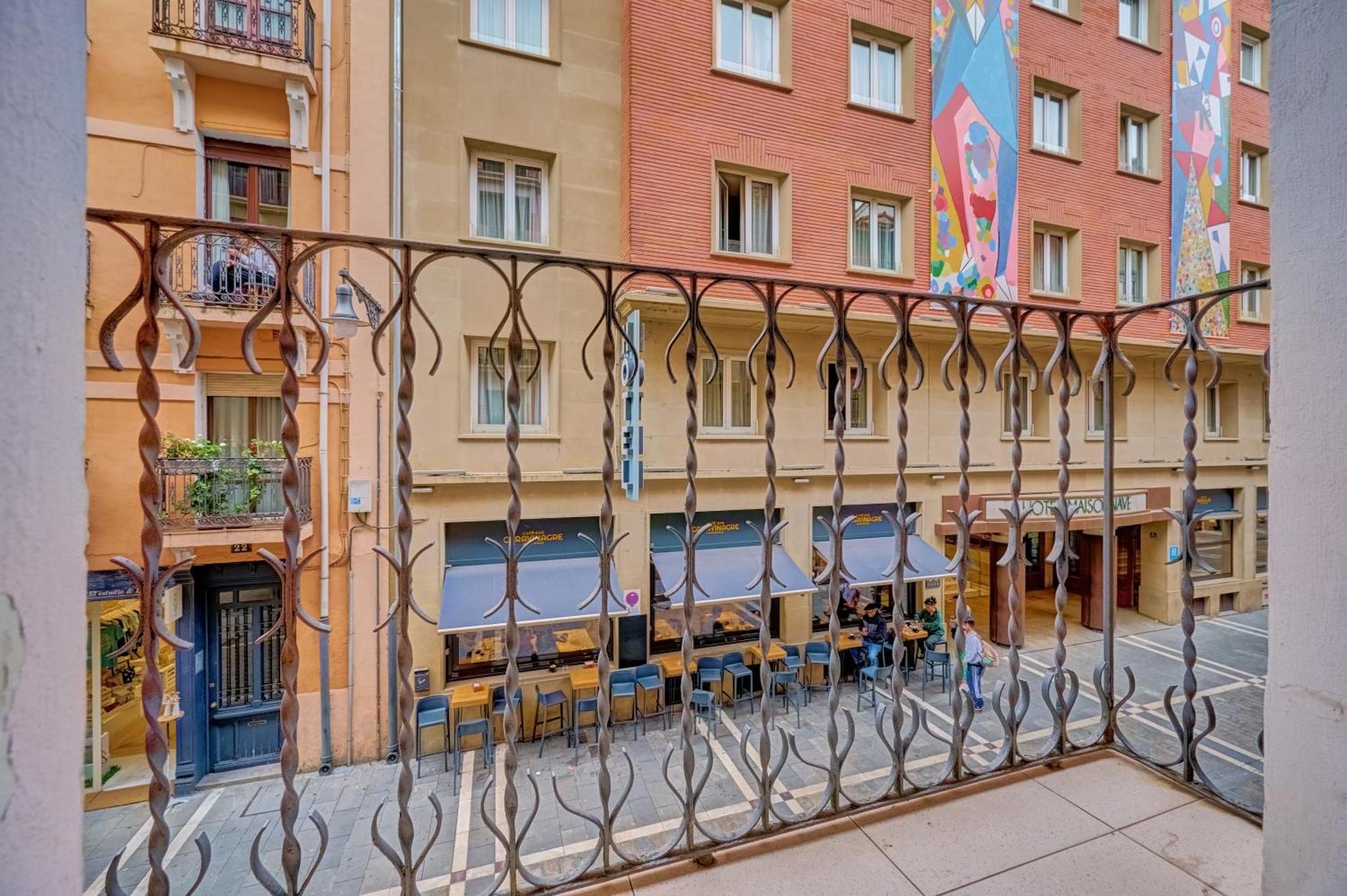 Centro Historico Exterior, Calle Nueva Dos Balcones *